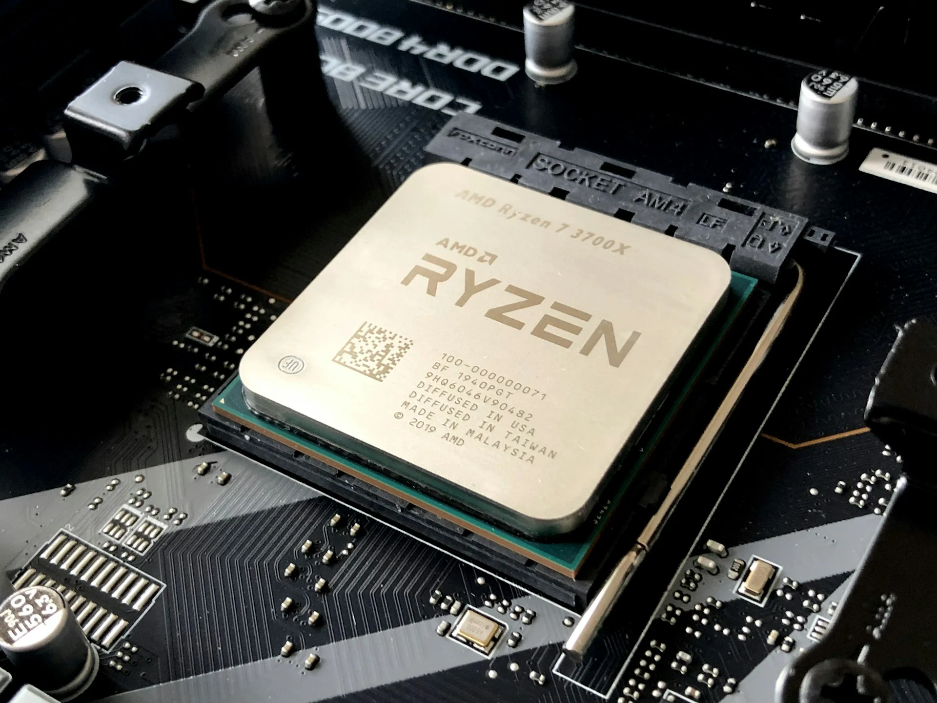 Um processador AMD Ryzen instalado no socket da motherboard