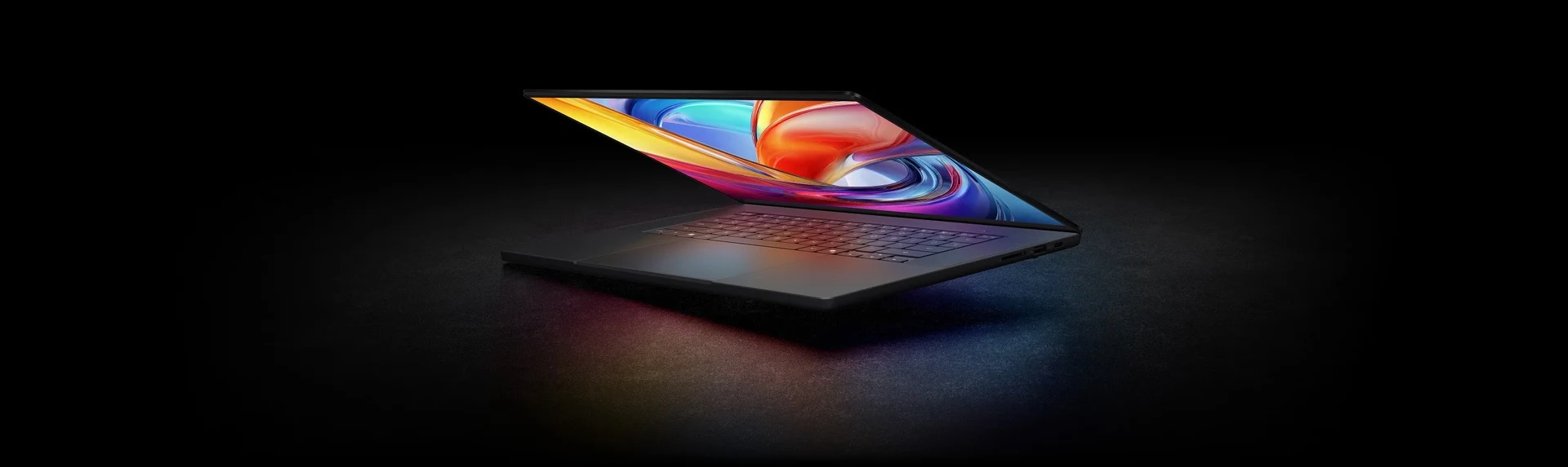 Portátil ASUS ProArt P16 visto de lado, muito fino