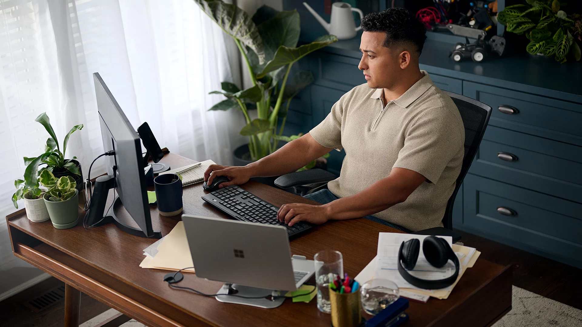 Pessoa a trabalhar num portátil Surface com um monitor externo