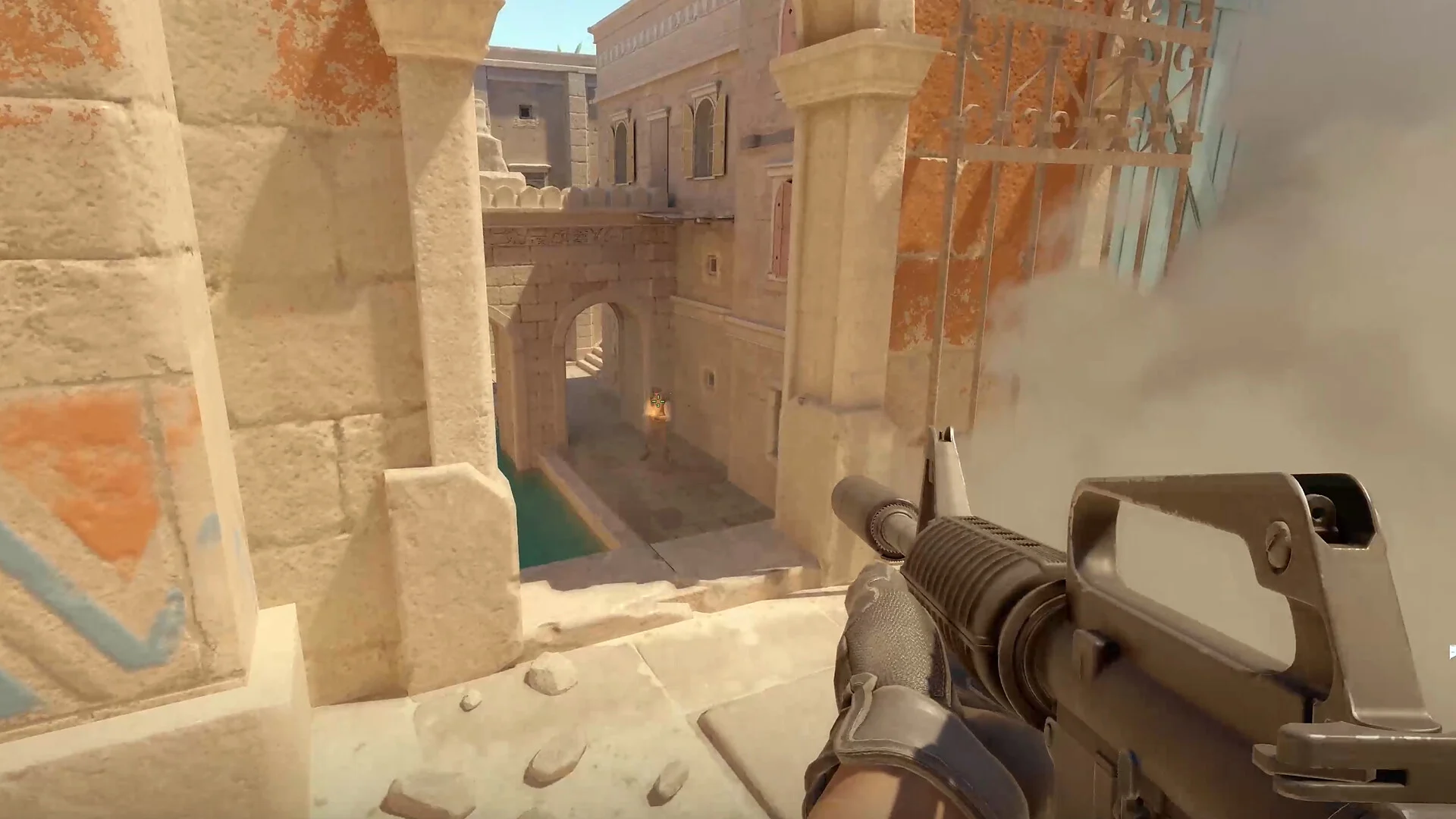 Mira de um jogador de Counter-Strike 2 numa rua de pedra