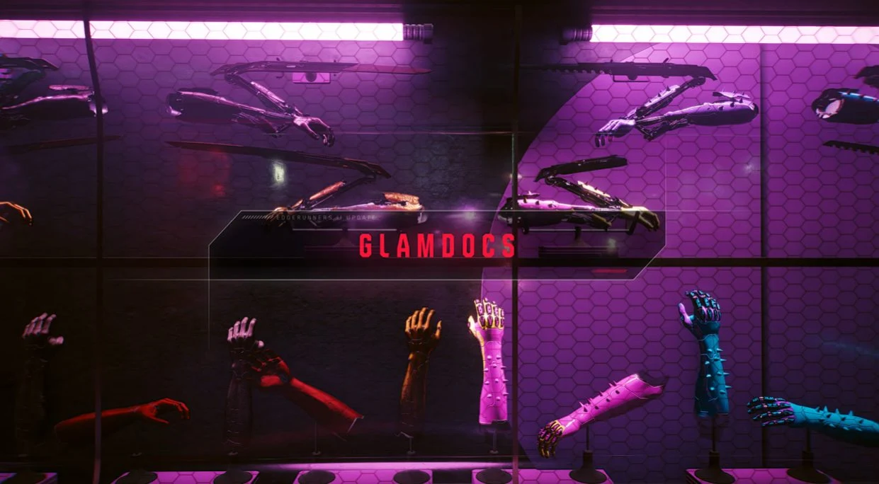 Uma loja Glamdocs em Cyberpunk 2077, com braços e Mantis Blades em exposição