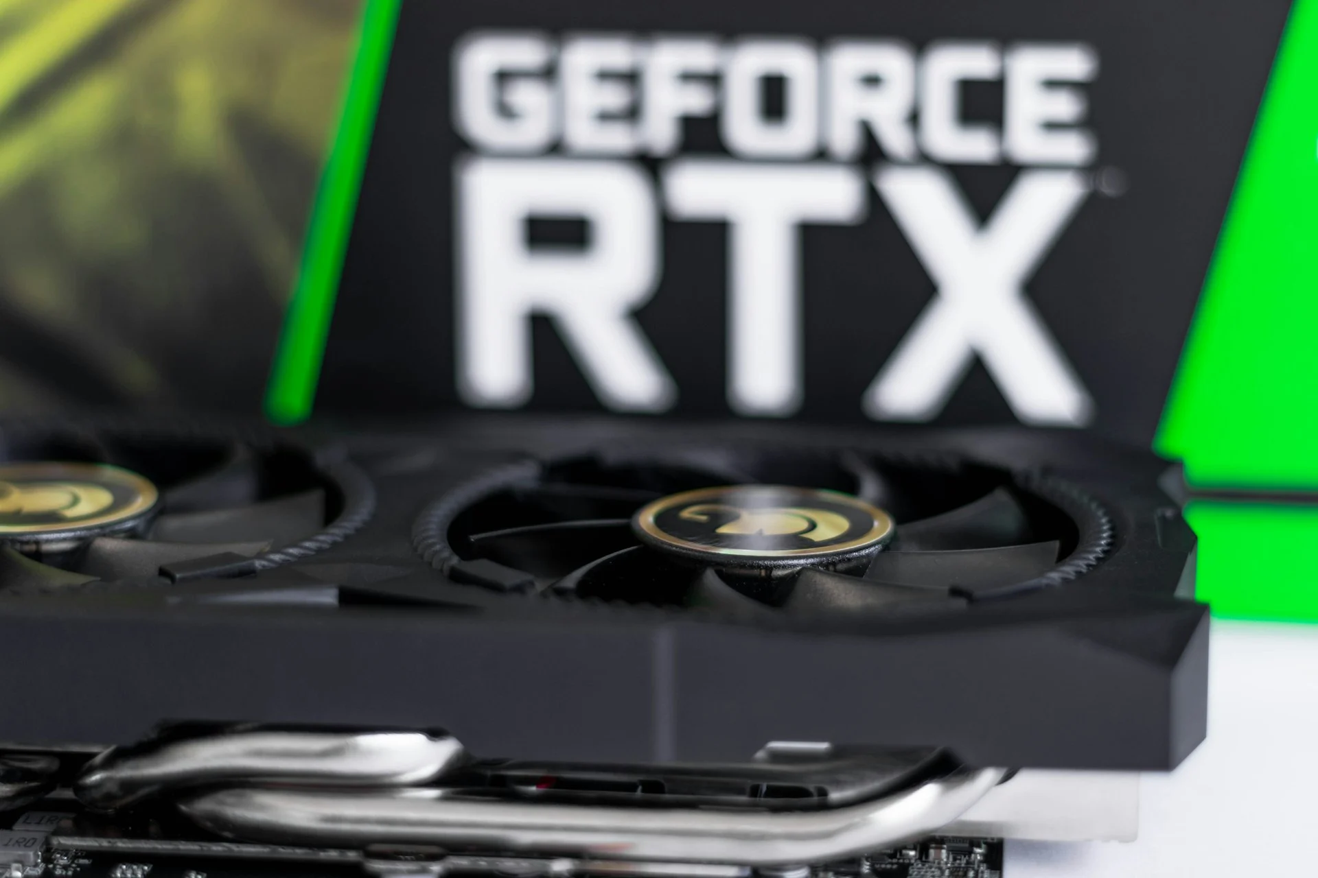 Close-up de uma placa gráfica GeForce RTX com as ventoinhas