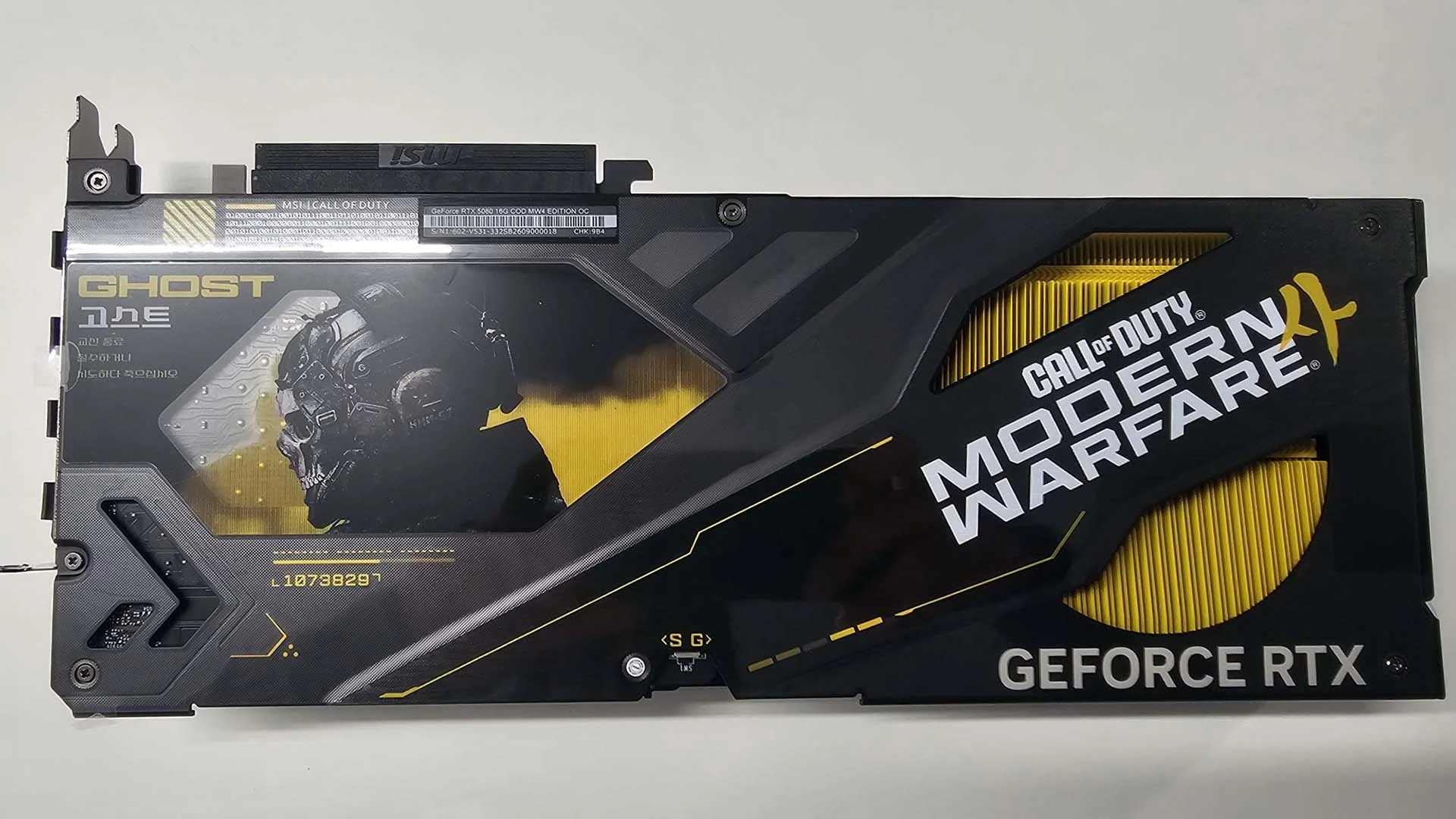 Placa traseira da MSI RTX 5080 COD MW4 Edition com o retrato do Ghost numa janela transparente