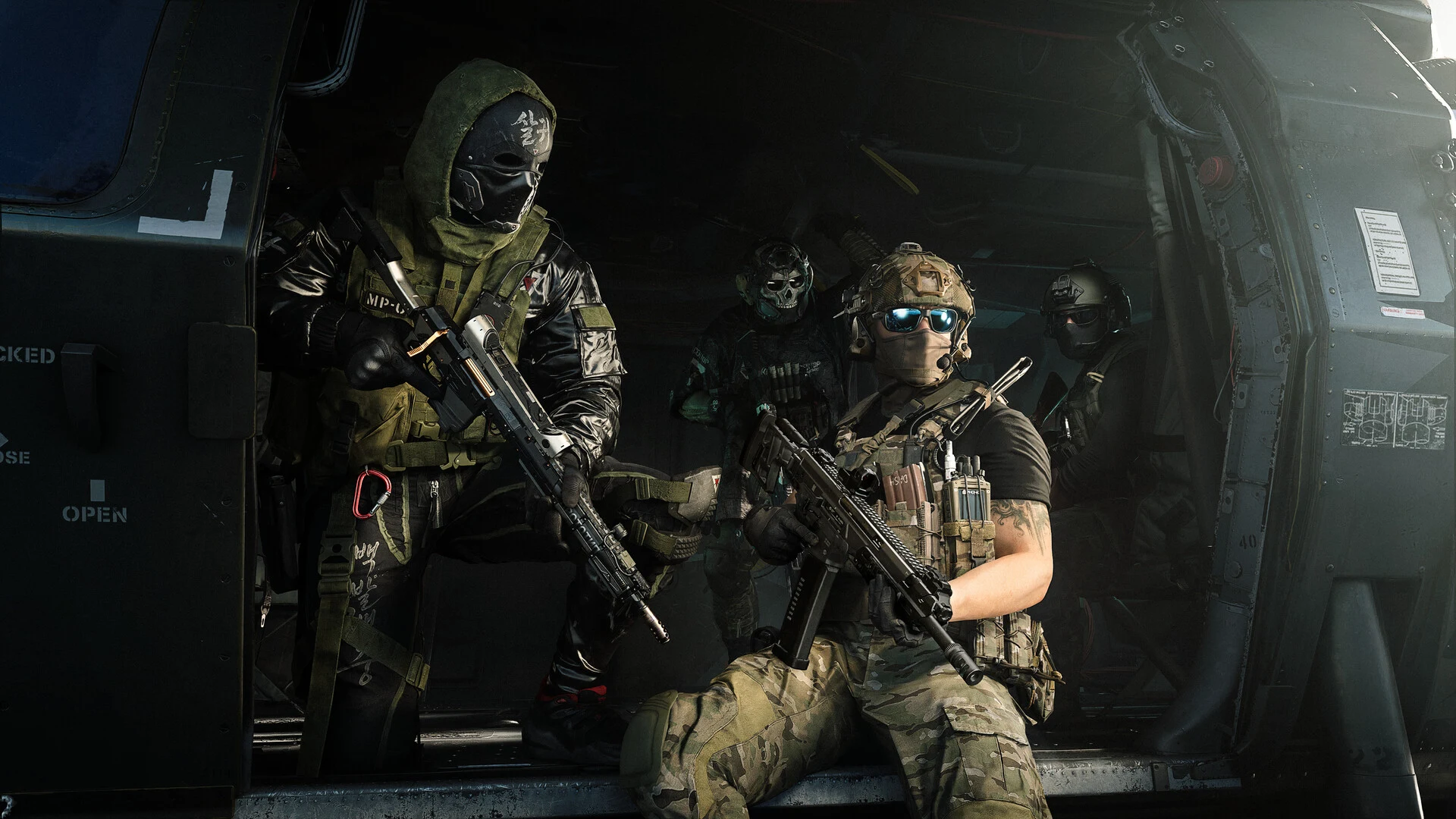 Esquadra de operacionais dentro de um helicóptero, prontos para a infiltração, em Modern Warfare 4