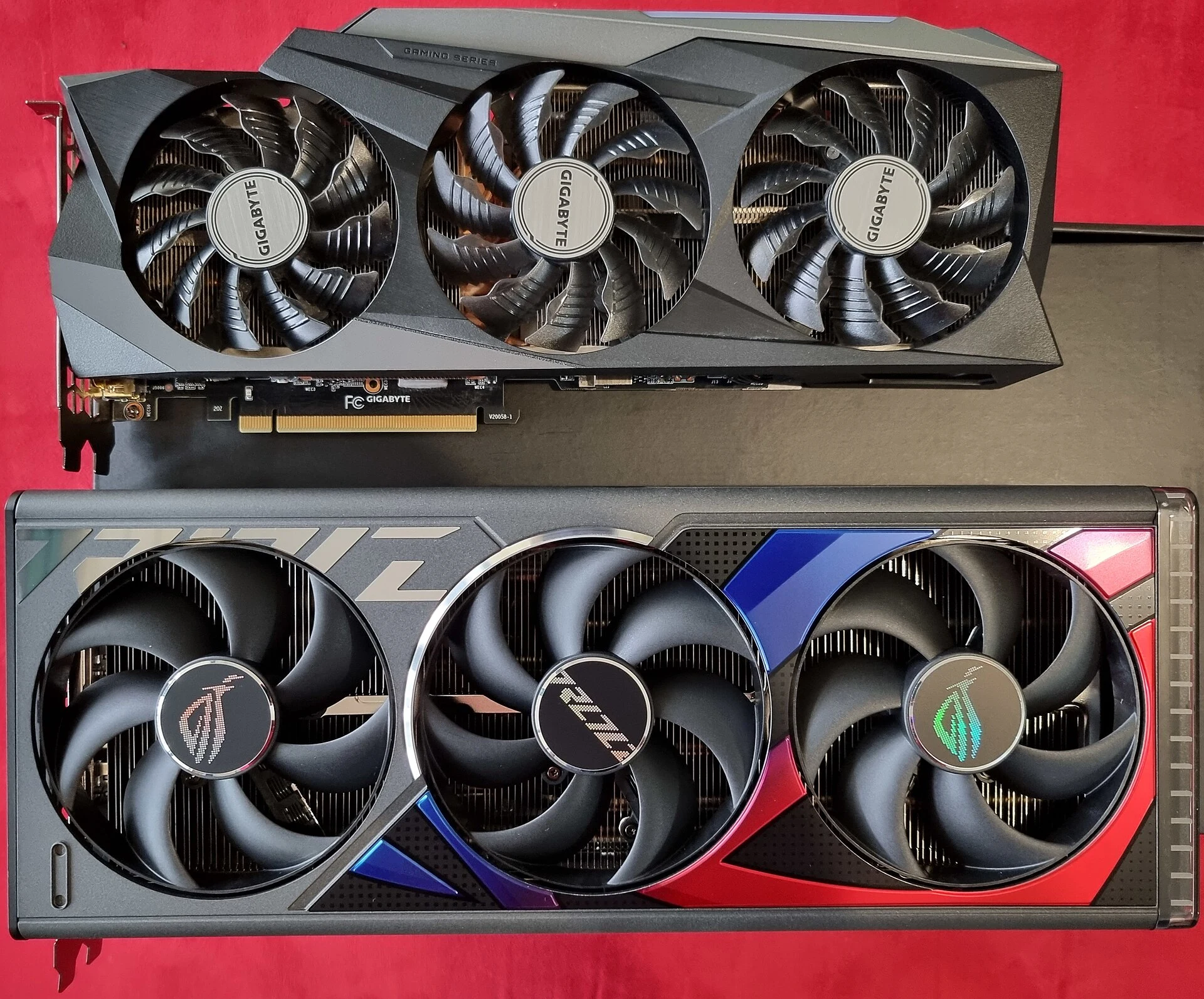 Uma GeForce RTX 3090 ao lado de uma RTX 4090, para comparar o tamanho das duas placas