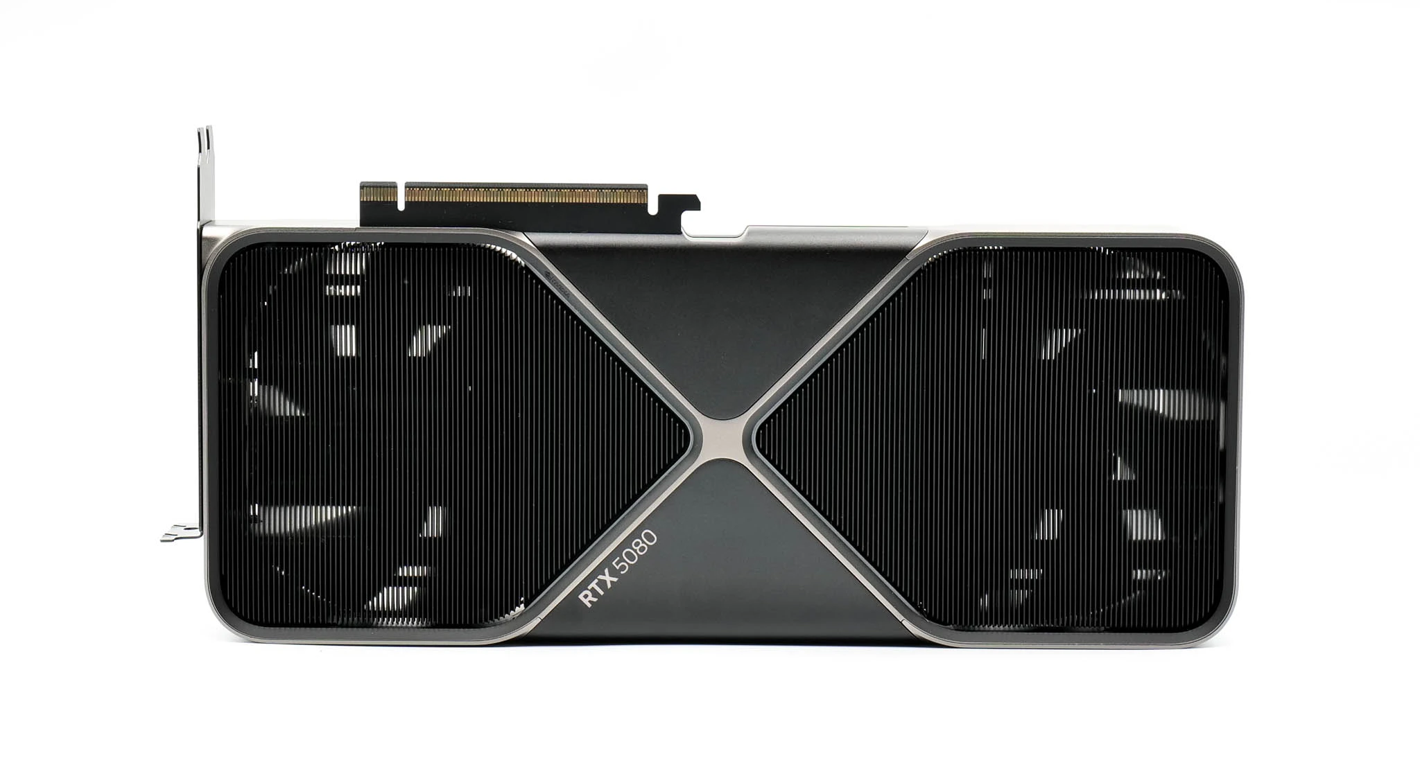 A traseira de uma GeForce RTX 5080 Founders Edition