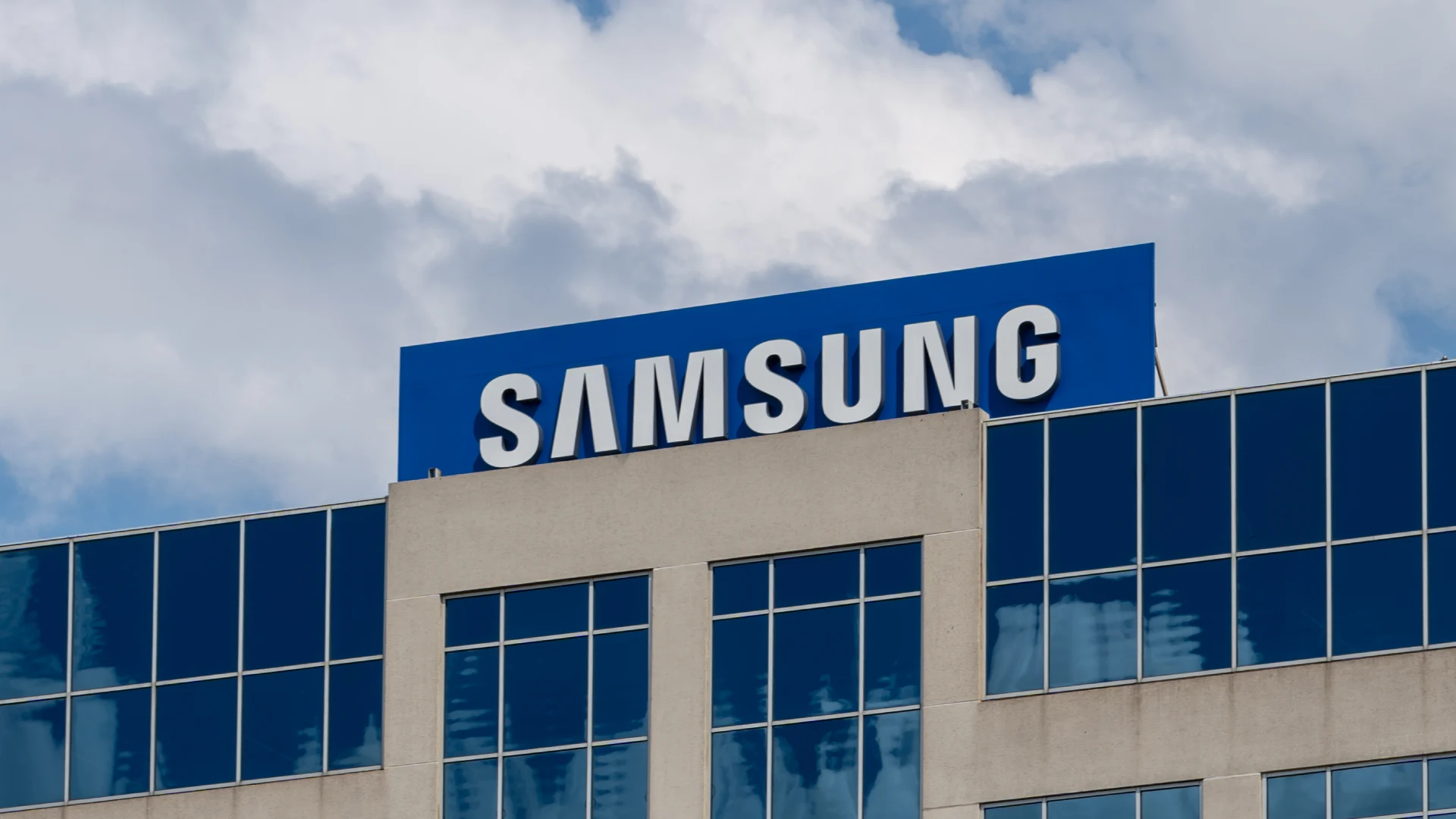 Edifício da Samsung com o logótipo no topo