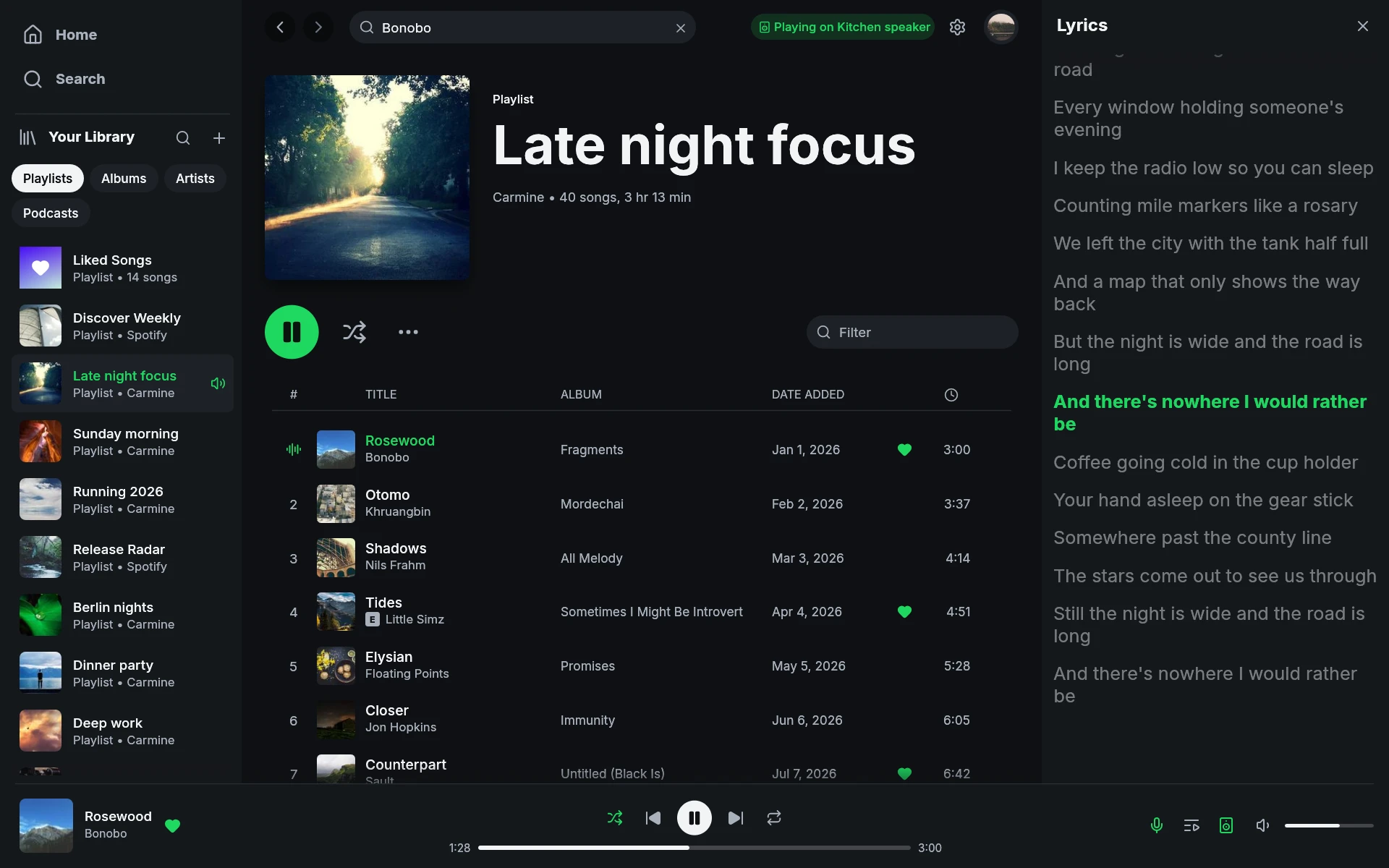 Painel de letras aberto ao lado de uma playlist no Spotifast