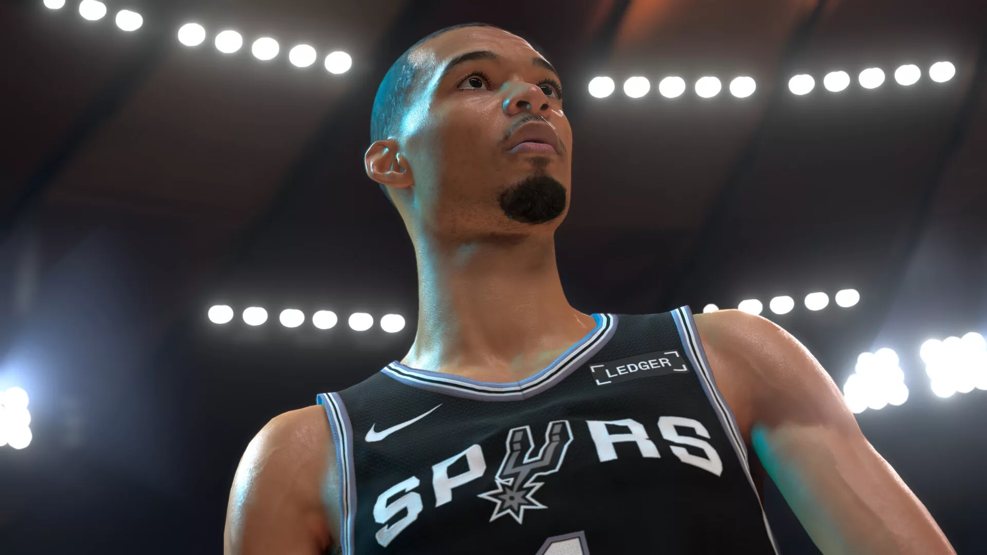 Um jogador de NBA 2K27 com a camisola dos Spurs, iluminado pelas luzes do pavilhão