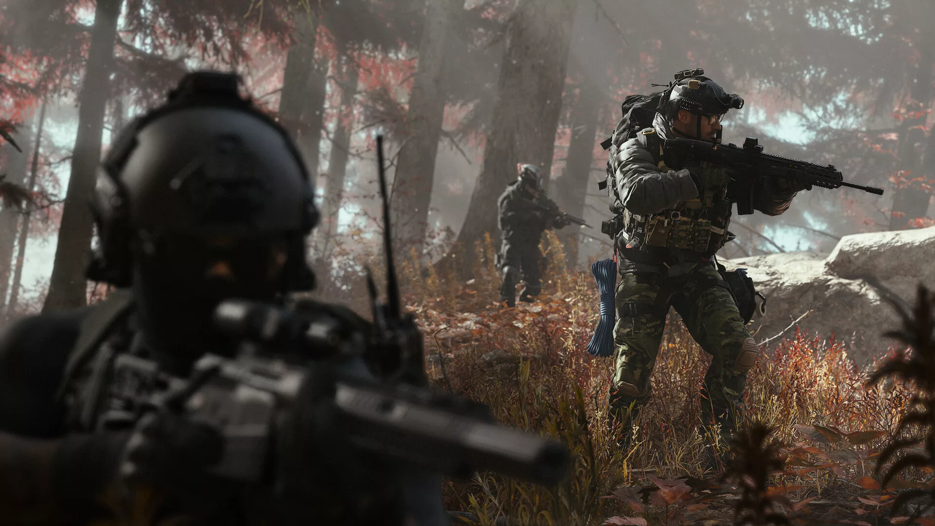 Soldados com armas automáticas avançam por uma floresta no Modern Warfare 4