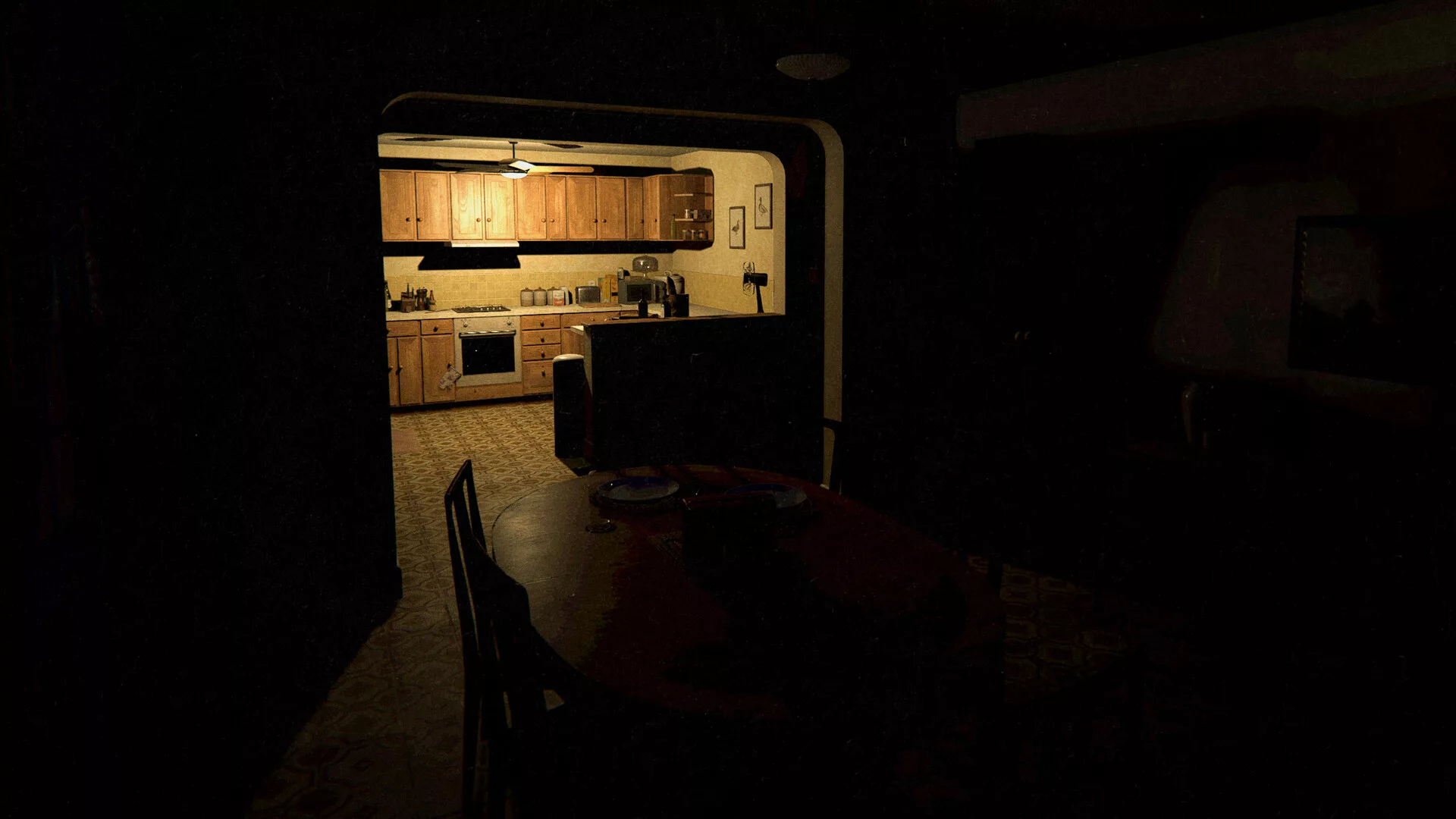 Cozinha às escuras vista de uma sala sem luz em Phasmophobia