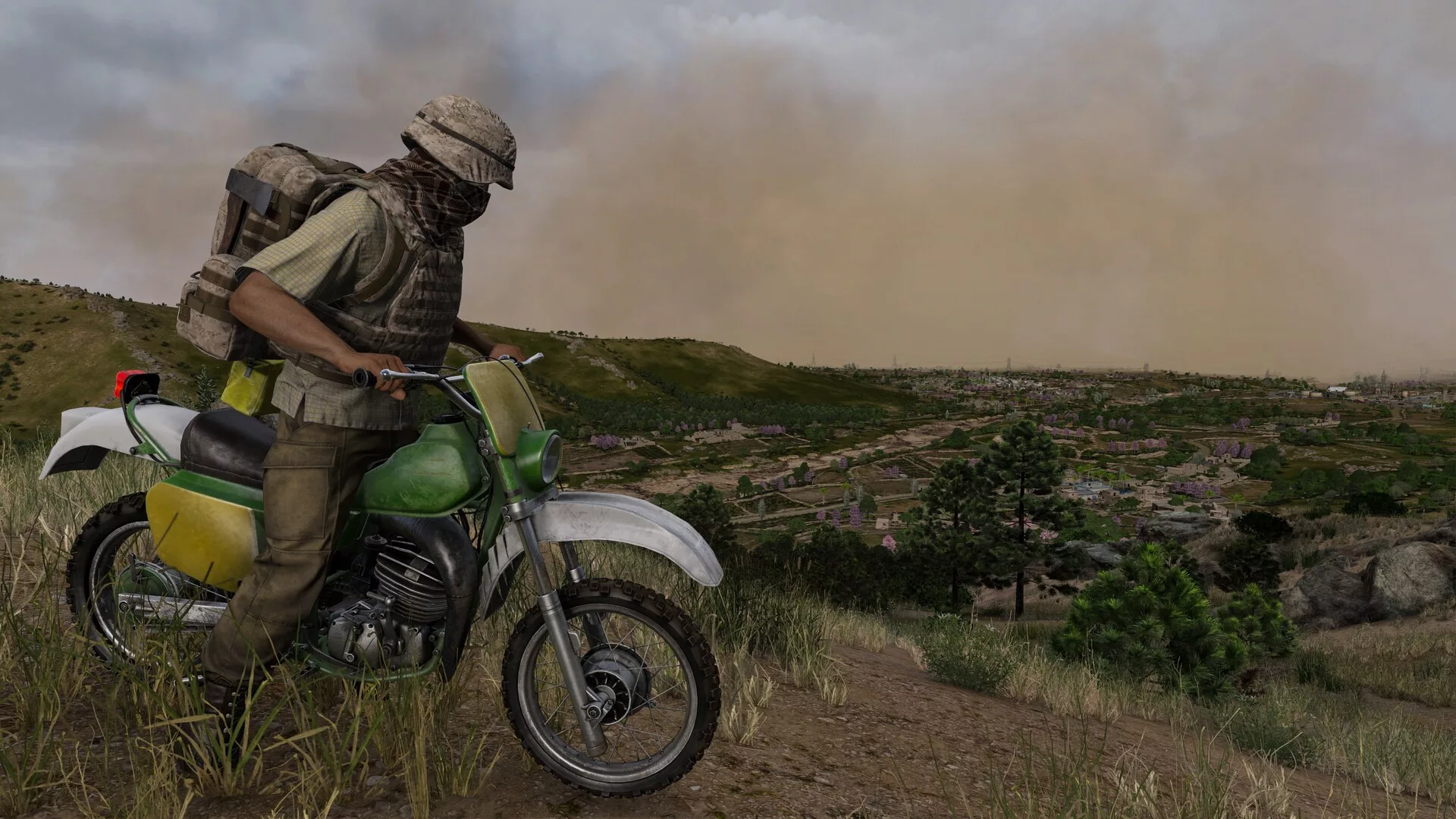 Um sobrevivente de DayZ numa mota verde numa colina de Nasdara, com uma tempestade de areia ao fundo