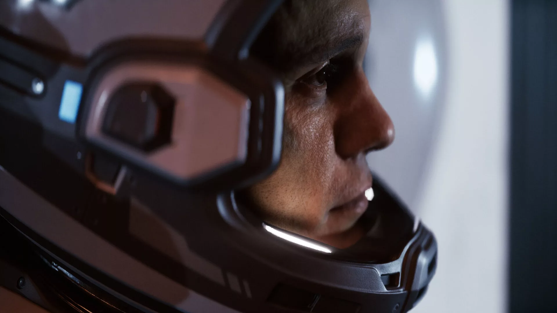 Membro da tripulação de Directive 8020 com o capacete do fato espacial