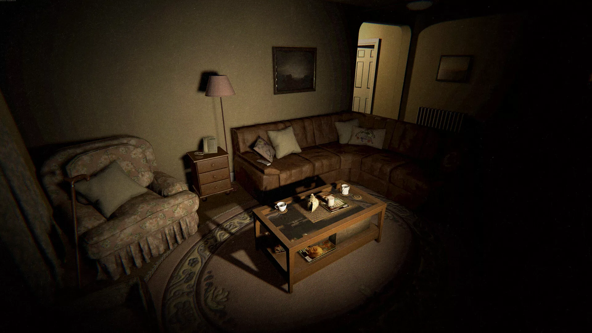 Uma sala de estar de Phasmophobia na penumbra, com sofás e um candeeiro aceso