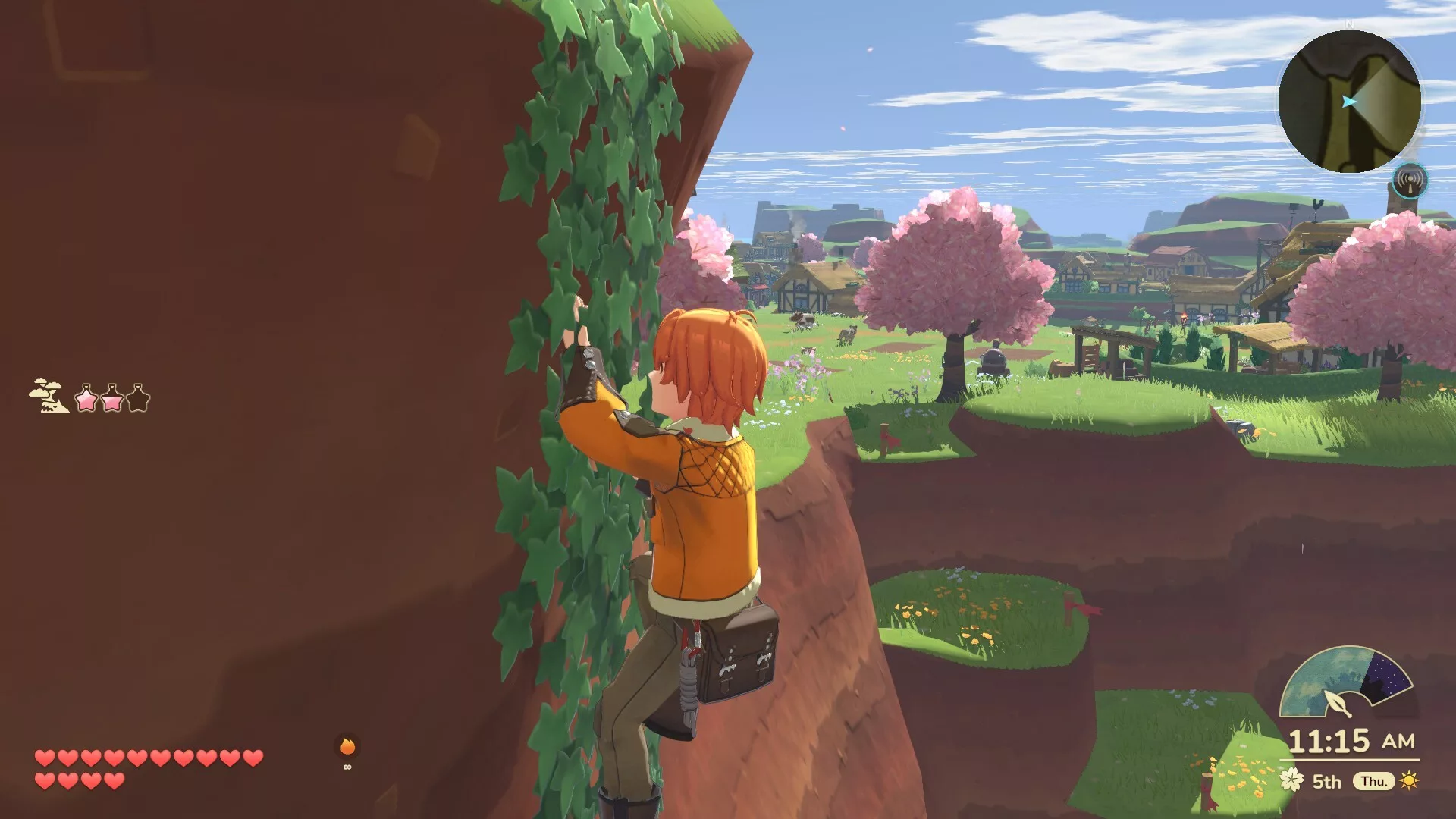 A personagem de Harvest Moon: Echoes of Teradea a trepar por uma parede coberta de trepadeiras, com a aldeia ao fundo