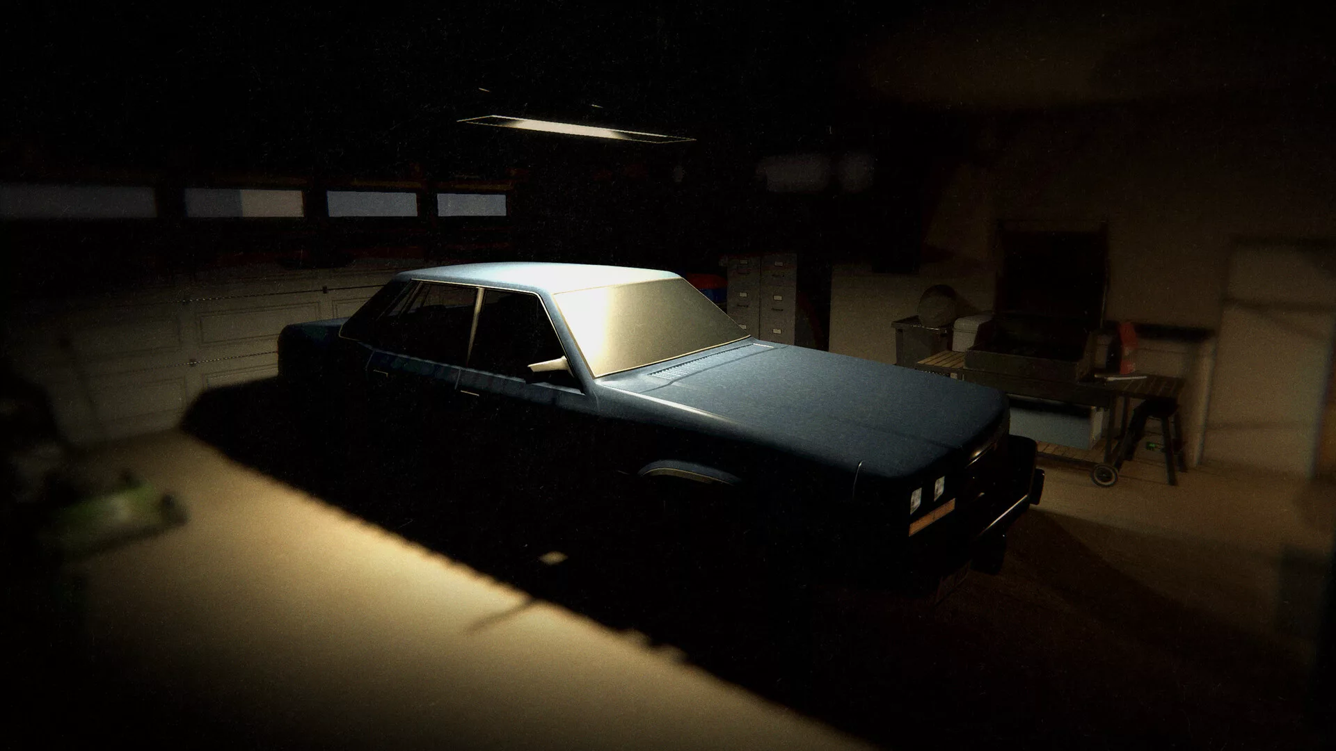 Garagem às escuras com um carro antigo, iluminada por uma lanterna, em Phasmophobia