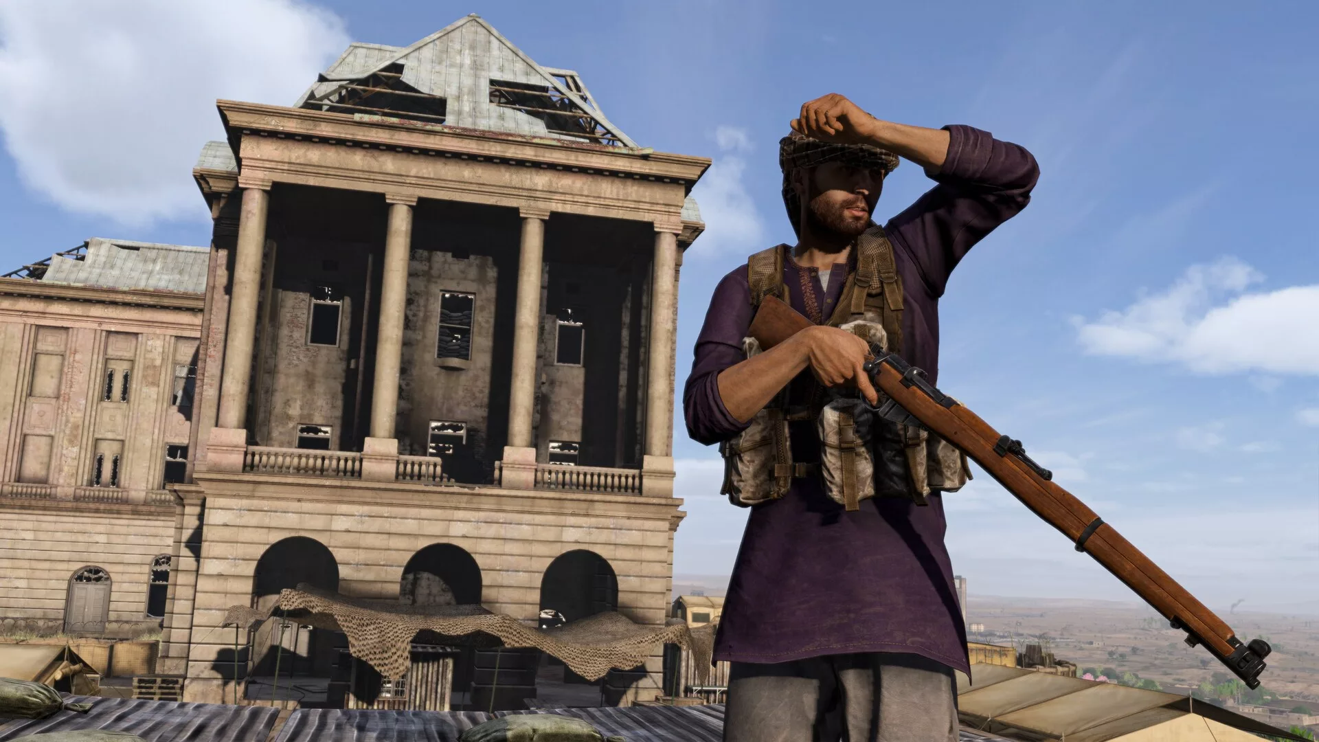 Um sobrevivente de DayZ com uma espingarda em frente a um edifício antigo de colunas, em Nasdara