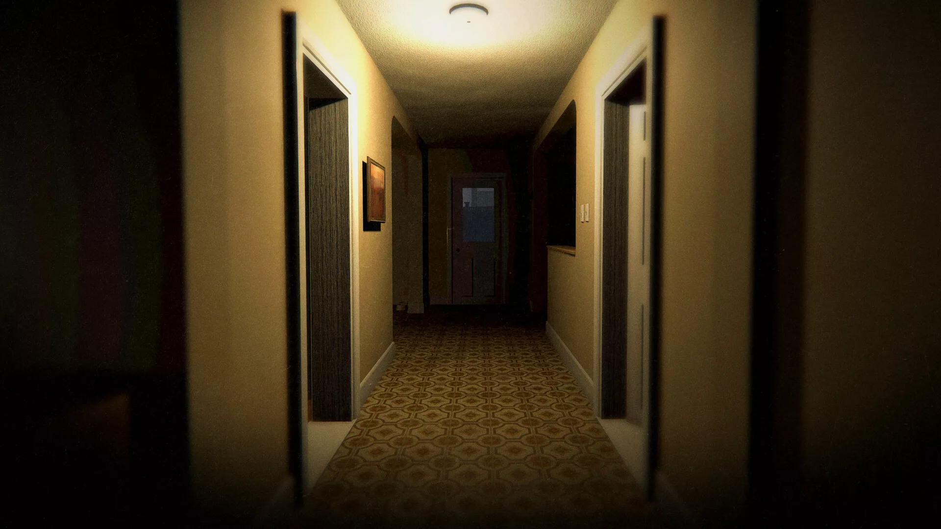 Corredor de uma casa assombrada em Phasmophobia, com portas fechadas dos dois lados