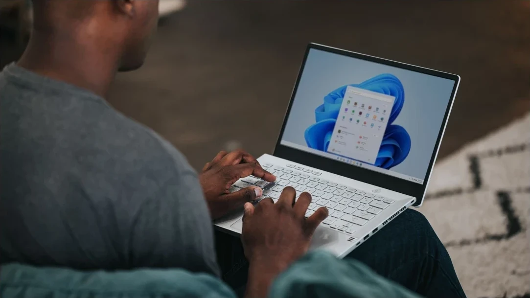 Pessoa a usar um portátil com o Windows 11 e o menu Iniciar aberto